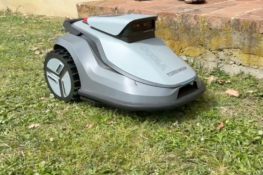 TerraMow V1000 ist bei Smart-Home-Fox im Test und man sieht das Design des Roboters beim Mähen im Garten